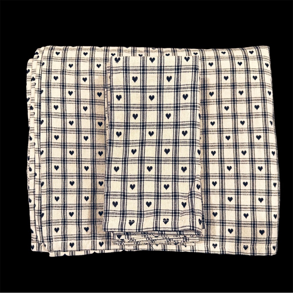 60” X 104” RECTANGULAR TABLECLOTH & 6 MATCHING NAPKINS